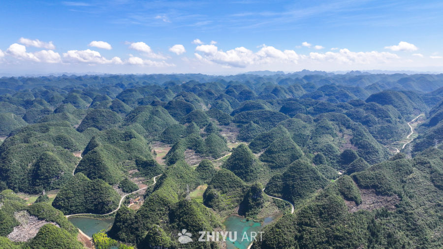 航拍喀斯特山区峰林雄伟壮观 2