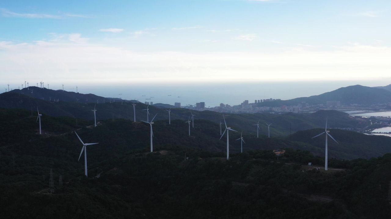 航拍 风车 山 海