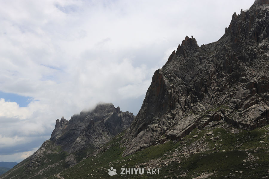 云端之巅的壮丽山景
