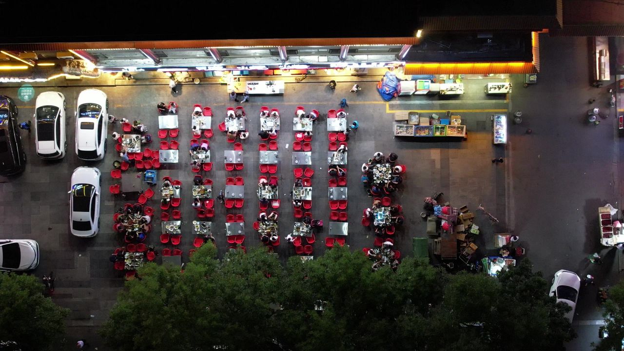 山东东营宵夜一条街烟火气息航拍 