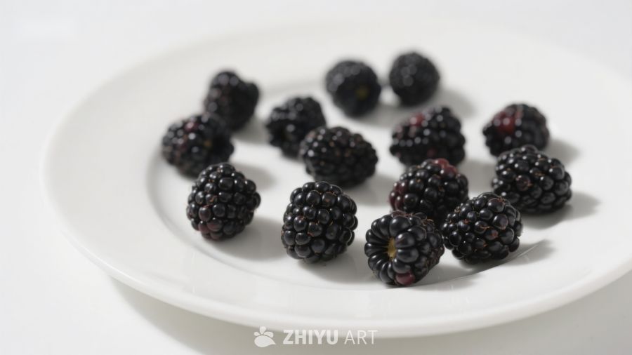 白色盘子上的新鲜黑莓 8