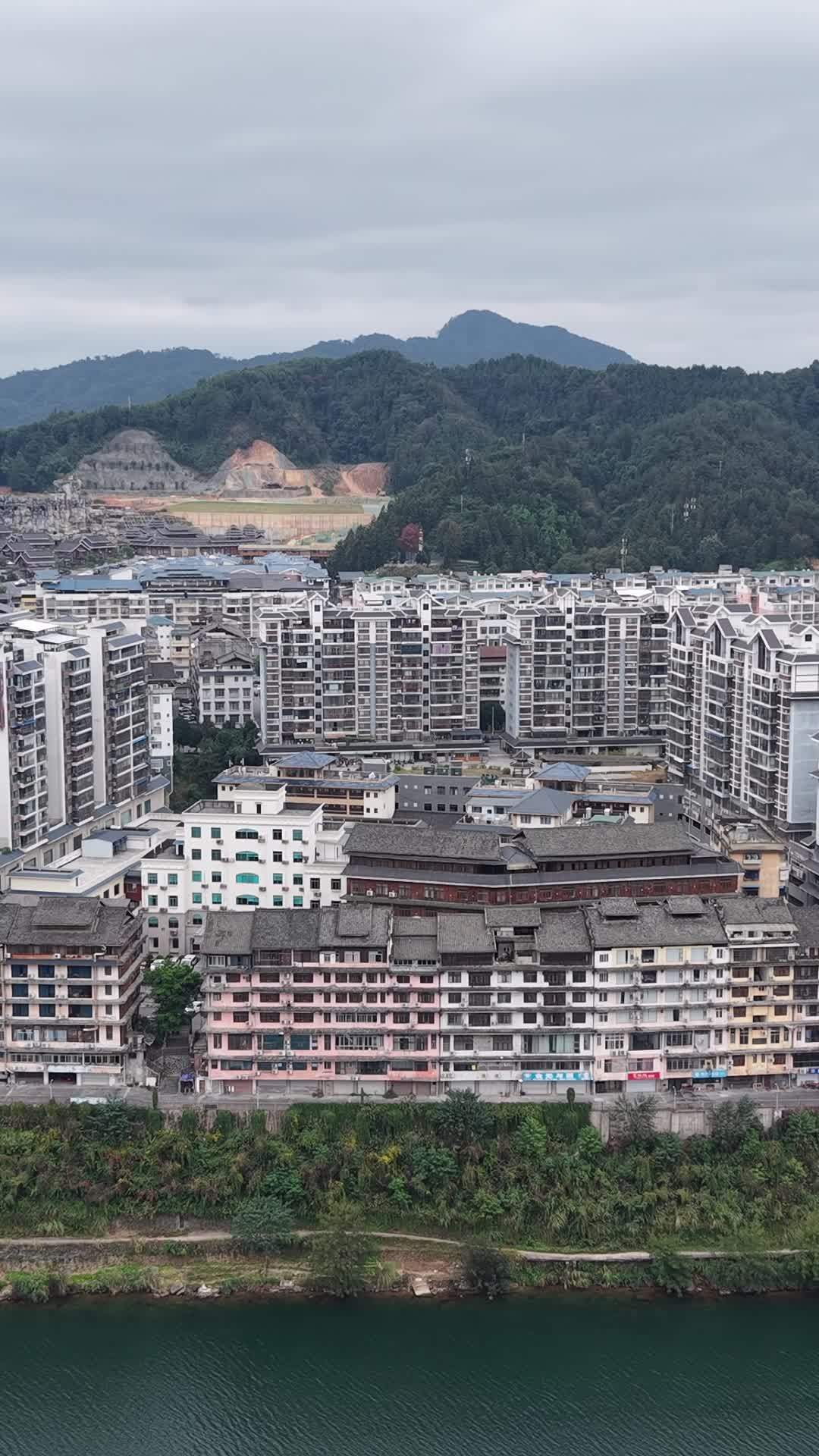 山河环绕的城市全景
