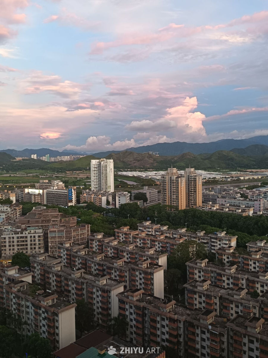 日暮下的云和城市建筑