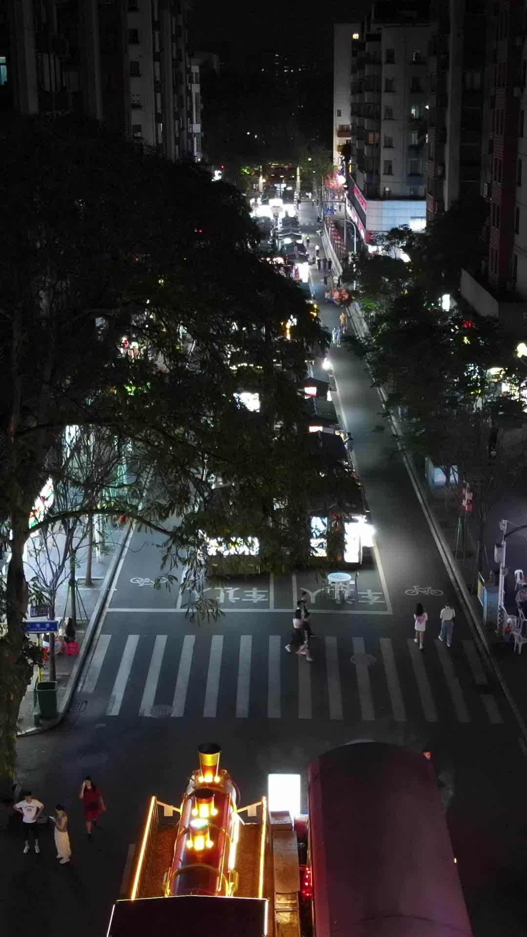 夜色中的城市狂欢