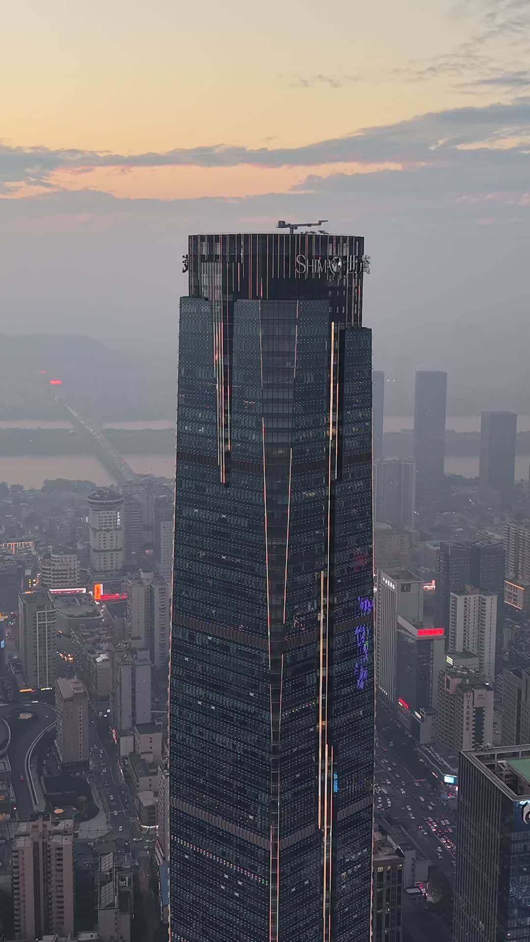 日落下的摩天大楼