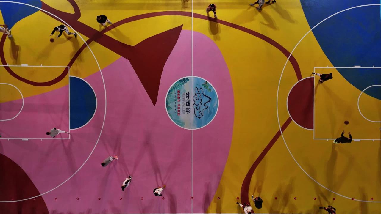 彩色篮球场上的激烈比赛