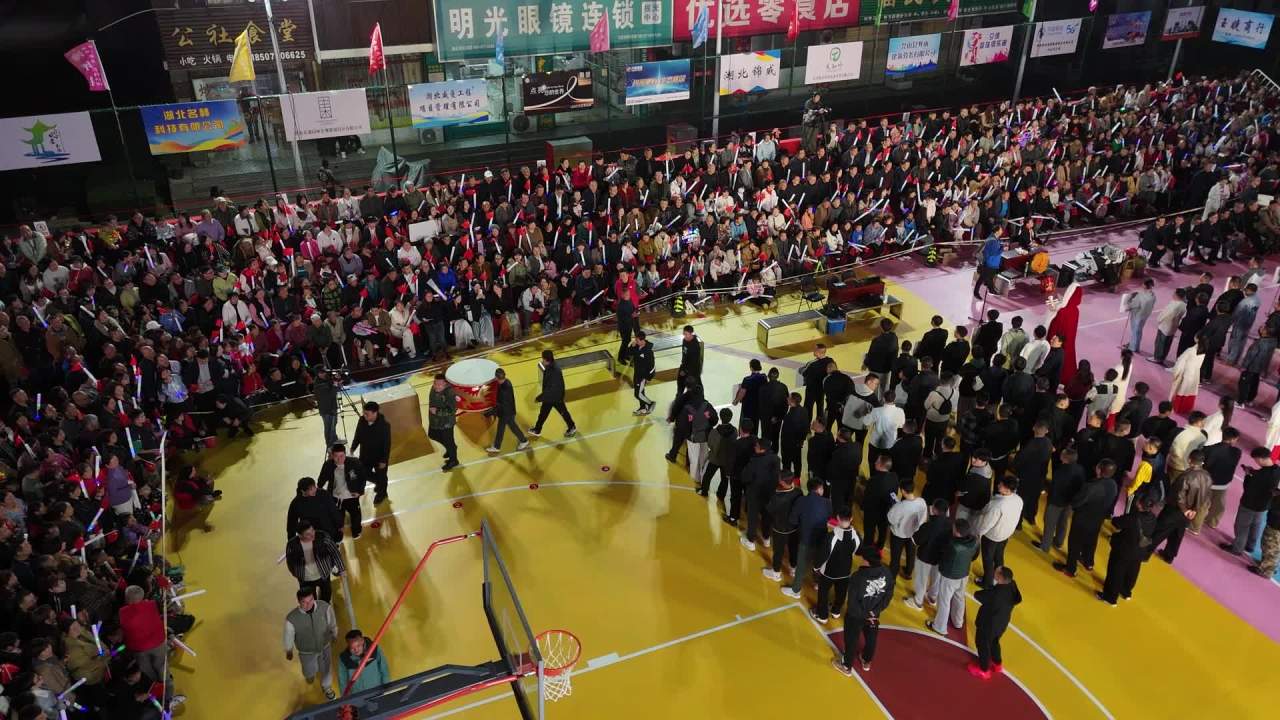 篮球场上的热闹庆典表演