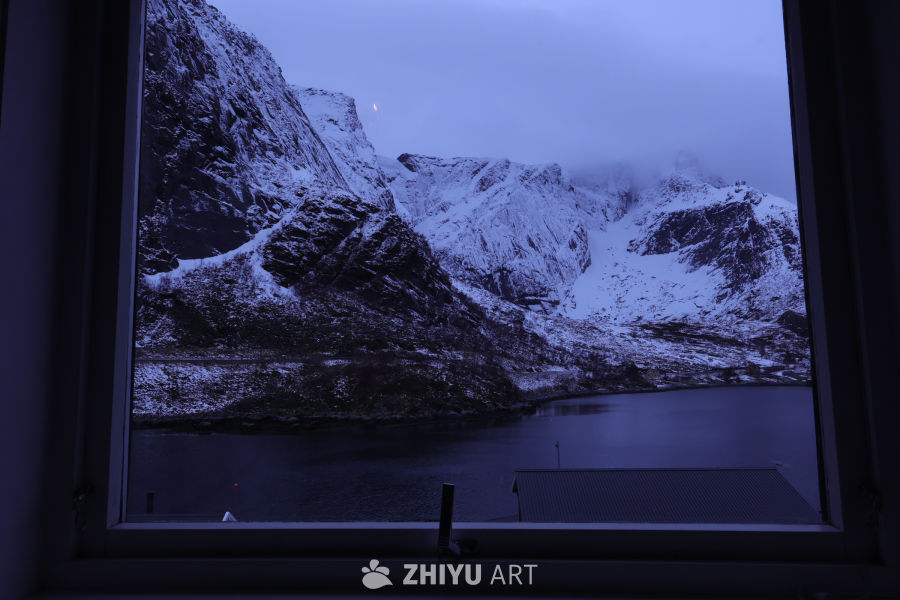 晨雾中的雪山湖泊