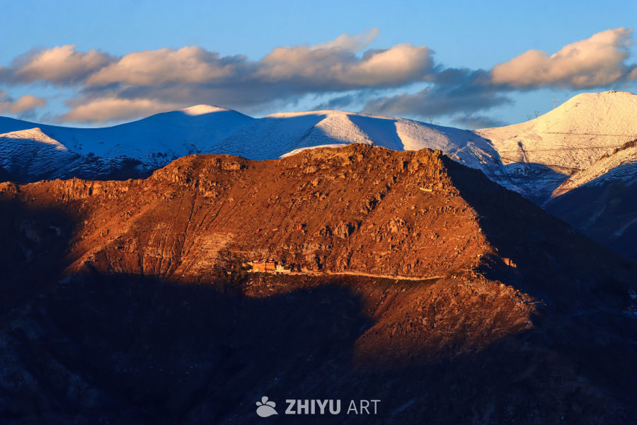 雪山日落下的壮丽山景