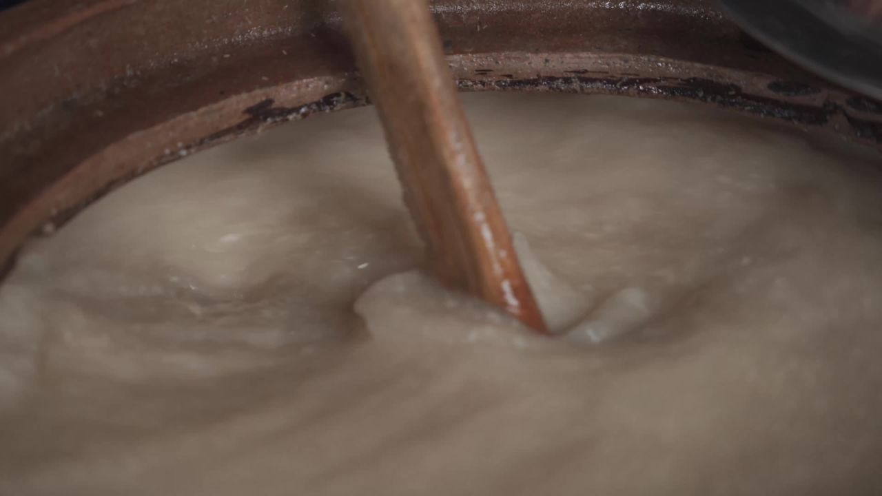 木勺搅拌粘稠液体
