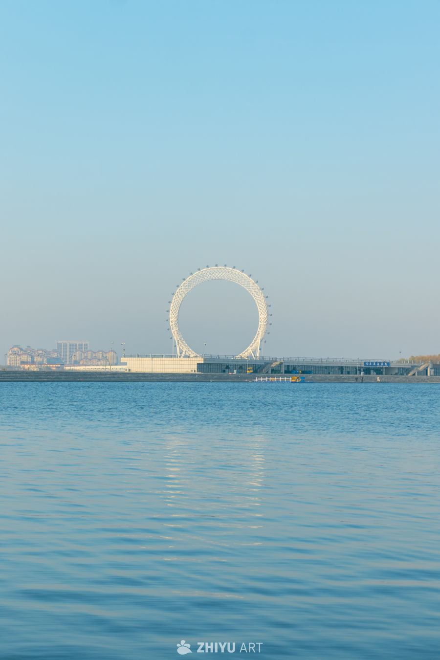 湖畔摩天轮静景