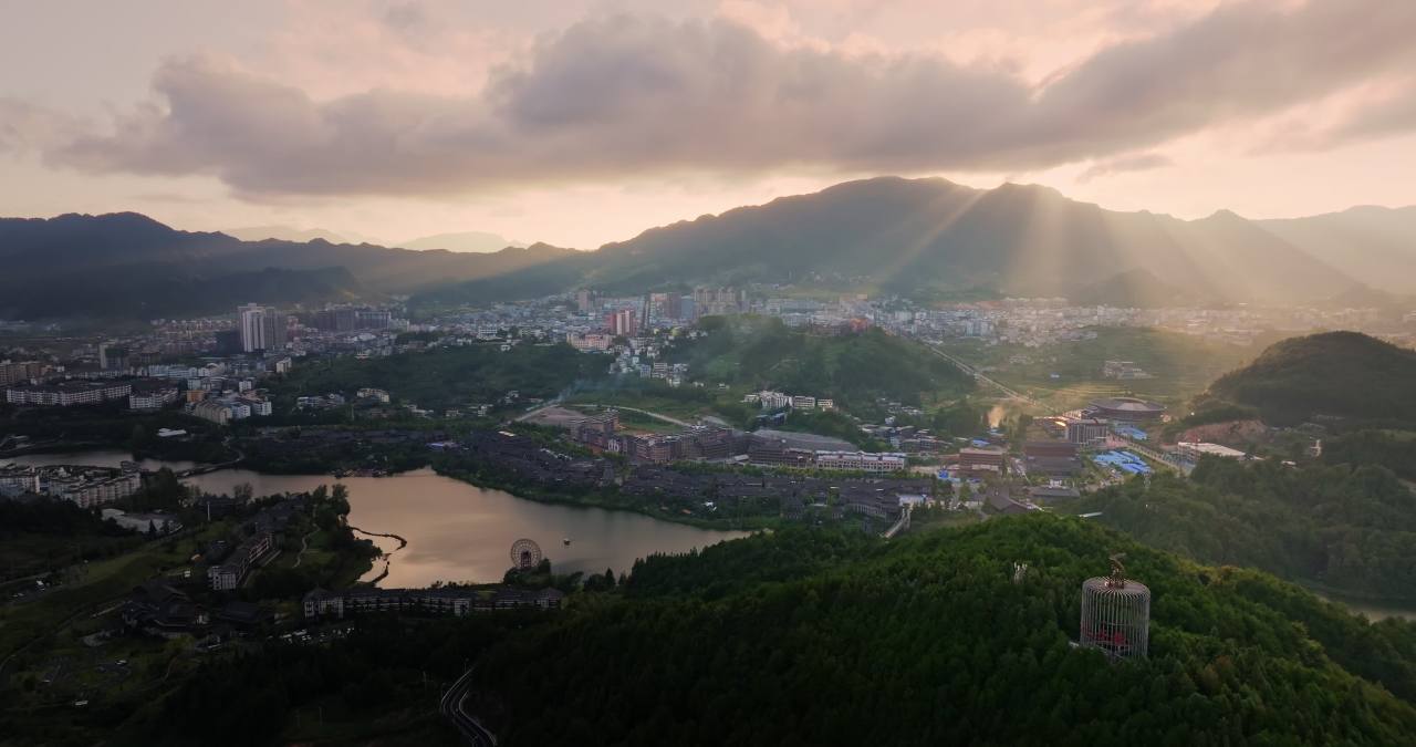贵州黔东南丹寨县日落丁达尔效应城市风光航拍