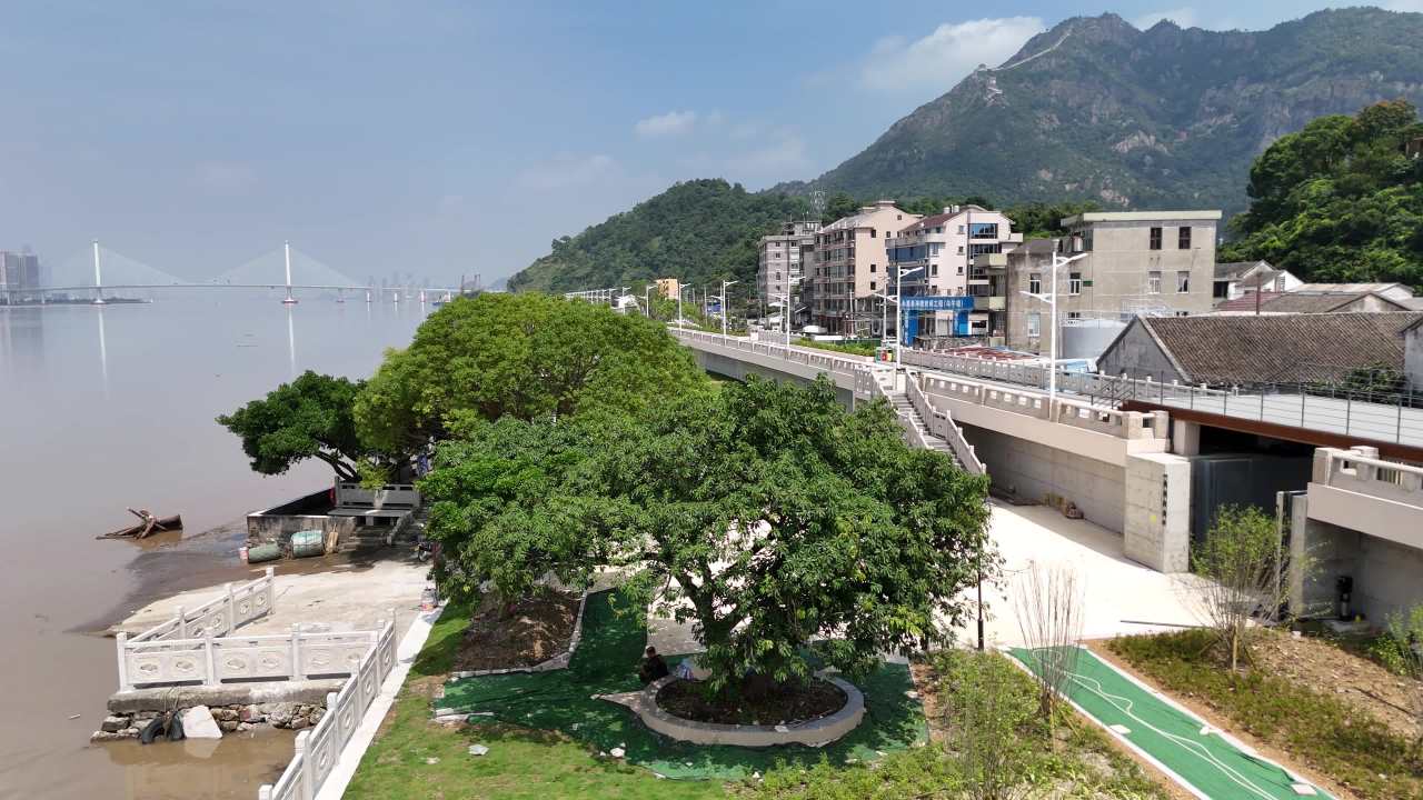 河畔绿道与山丘景色