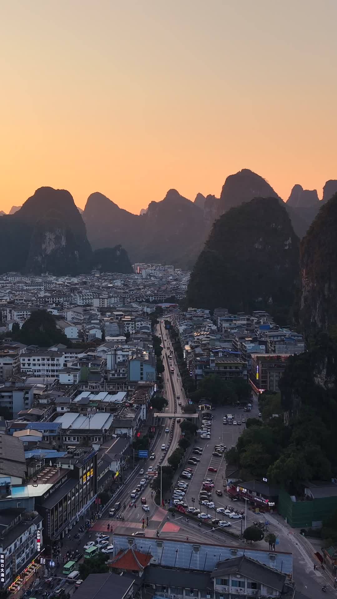 竖版航拍傍晚阳朔县城风光 
