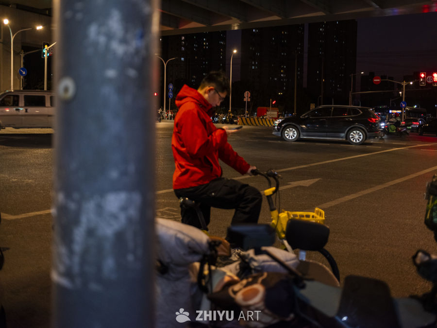 夜骑：红衣人的城市时光