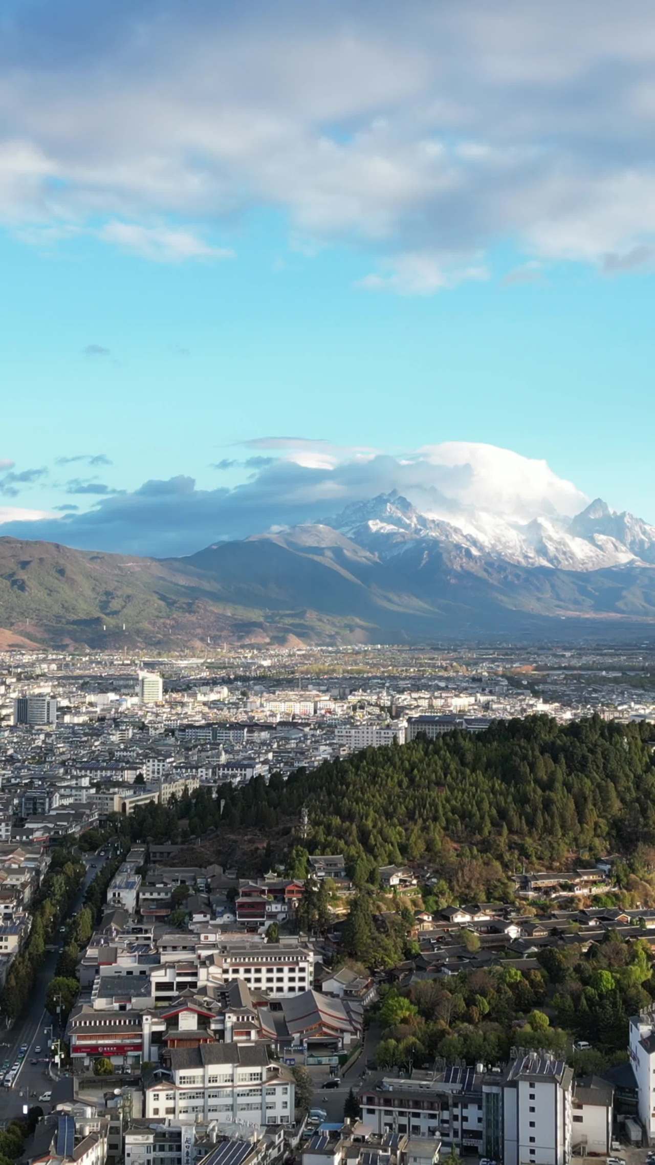 城市与雪山的和谐共处