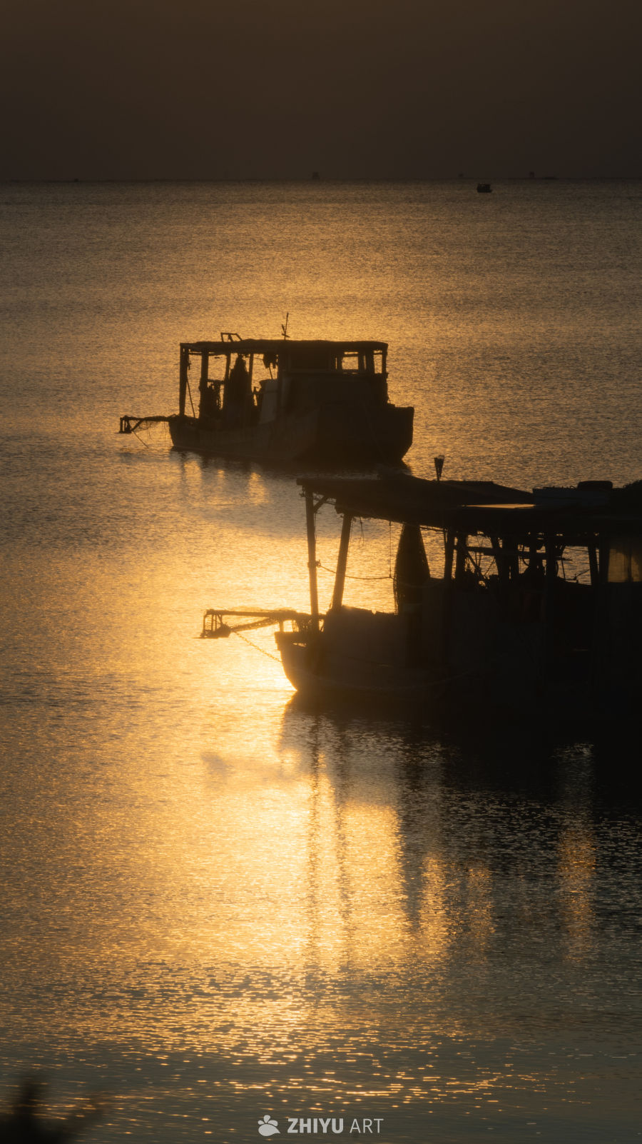 黄昏海面渔船剪影