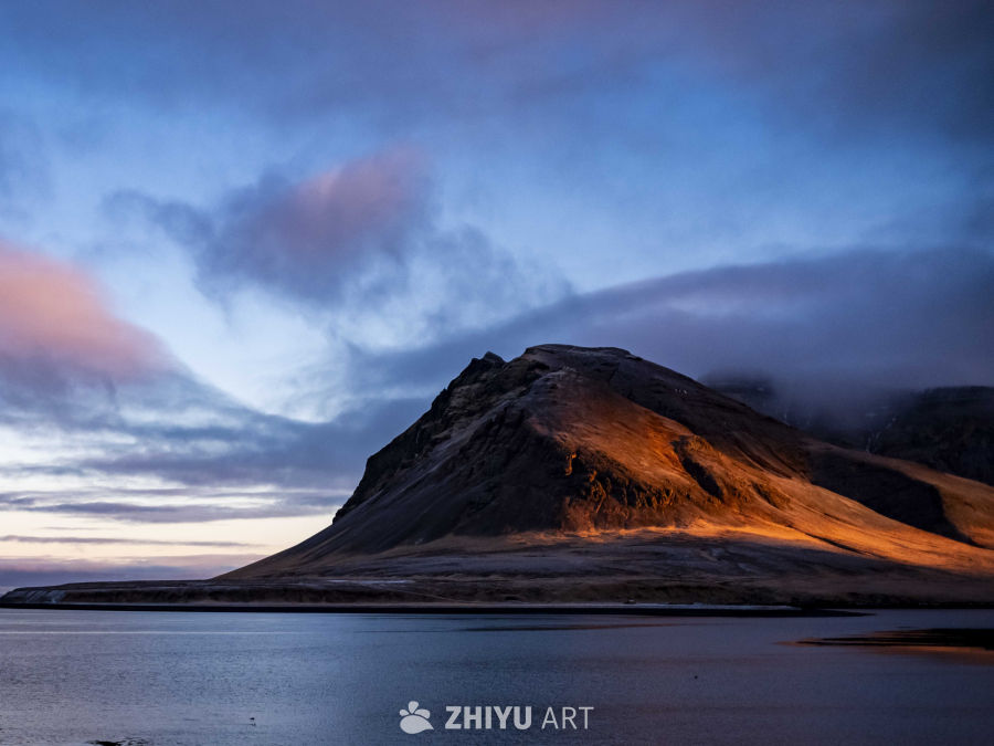 湖畔山峦夕照图