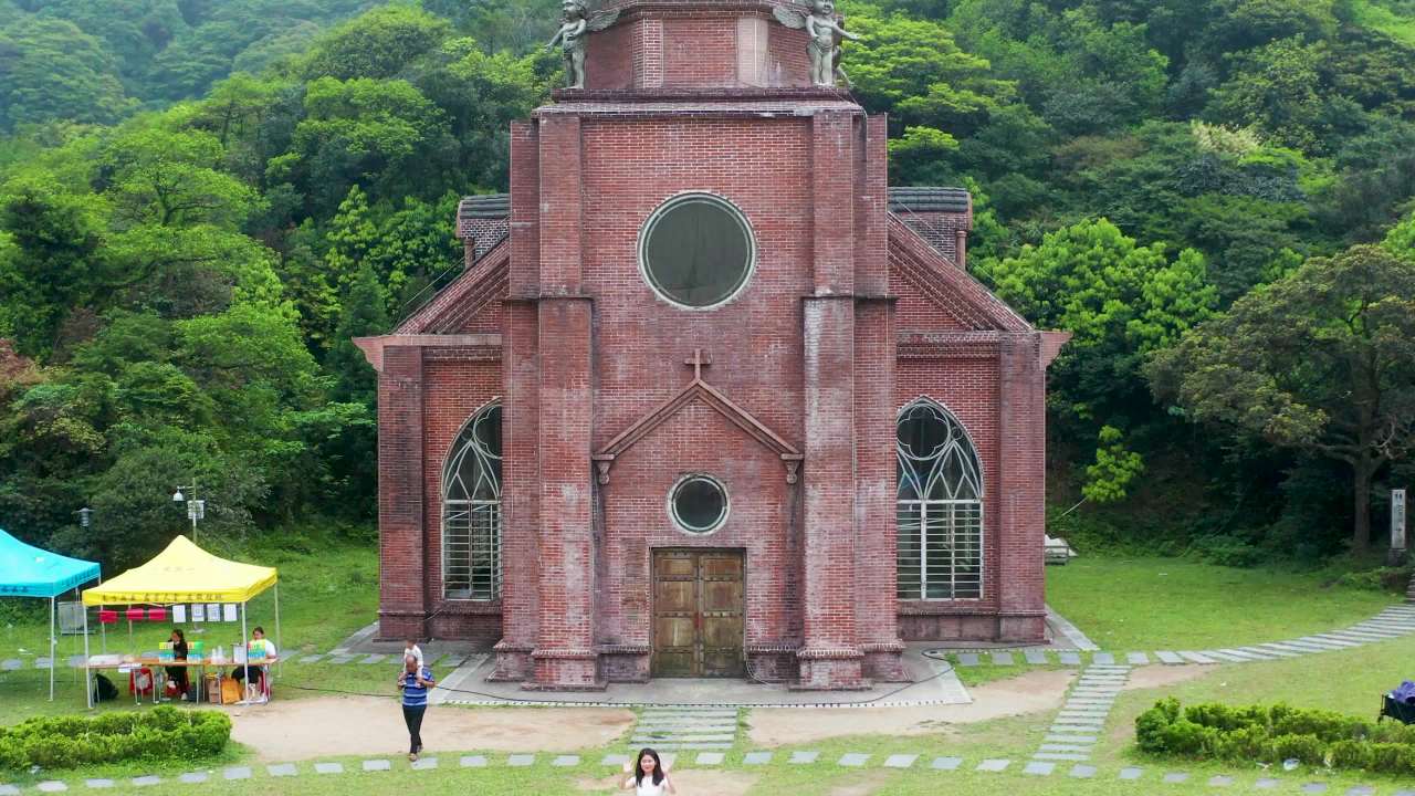 广西大容山森林中教堂及草地露营景象一