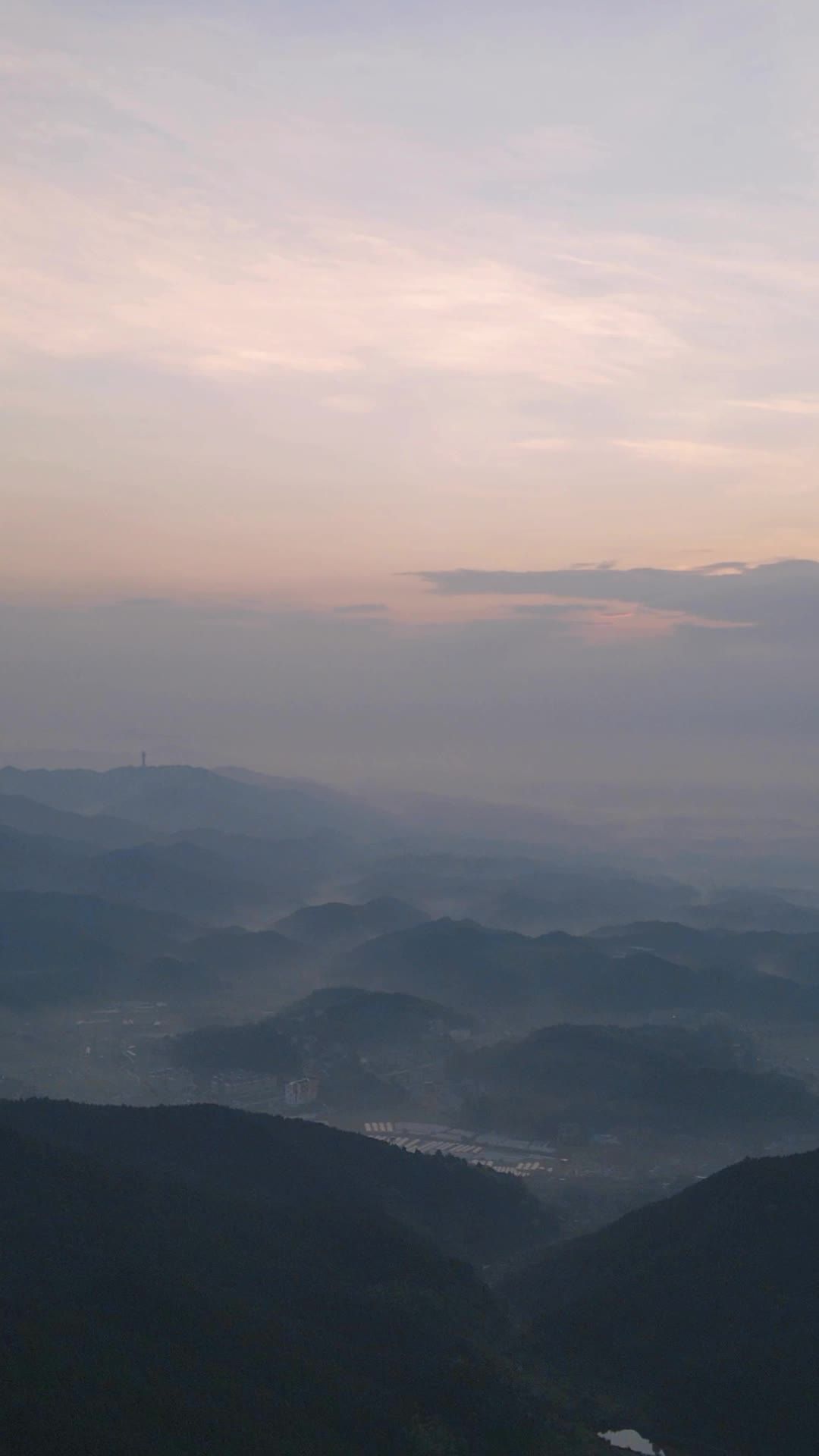 清晨大山迷雾竖屏航拍 