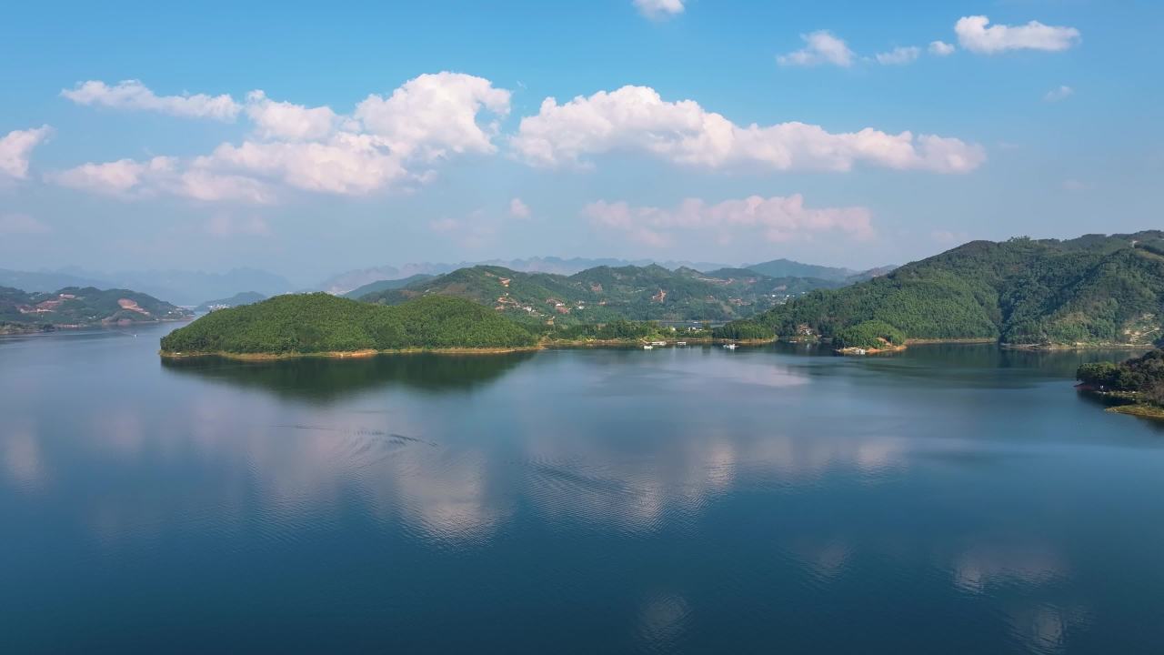 4k航拍碧水蓝天  青山绿水 大美自然