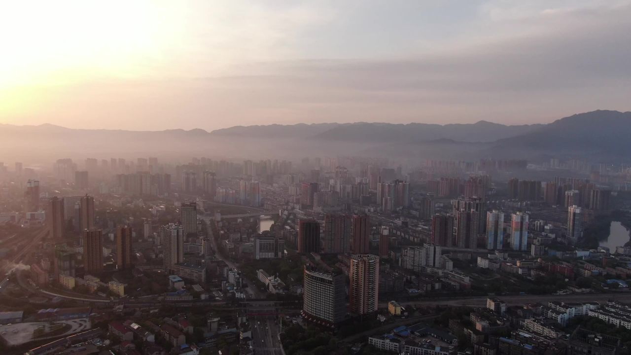 城市清晨日出迷雾航拍 