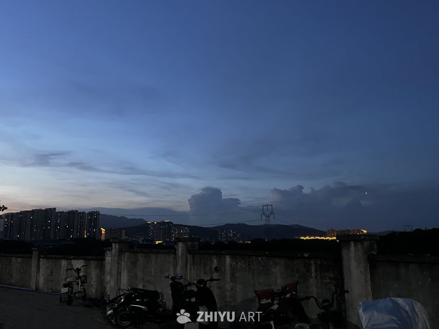 黄昏时分的城市一角