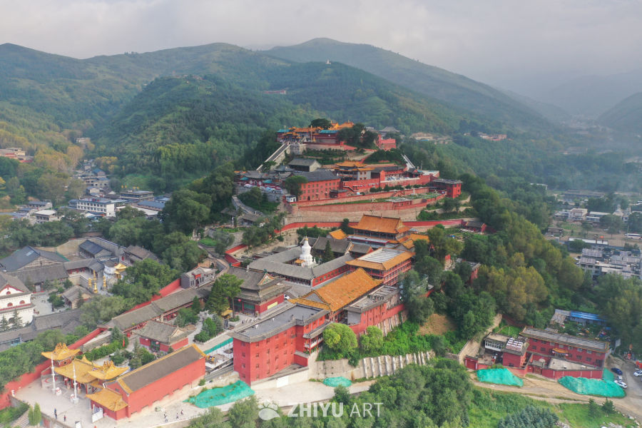 寺庙山间静谧图