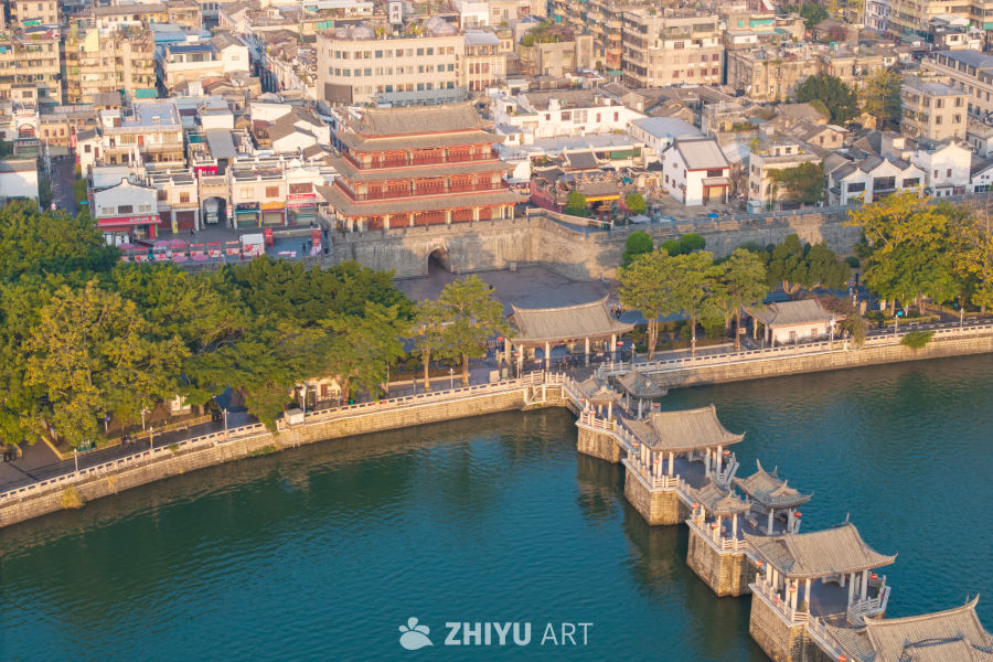 古桥映水城楼图