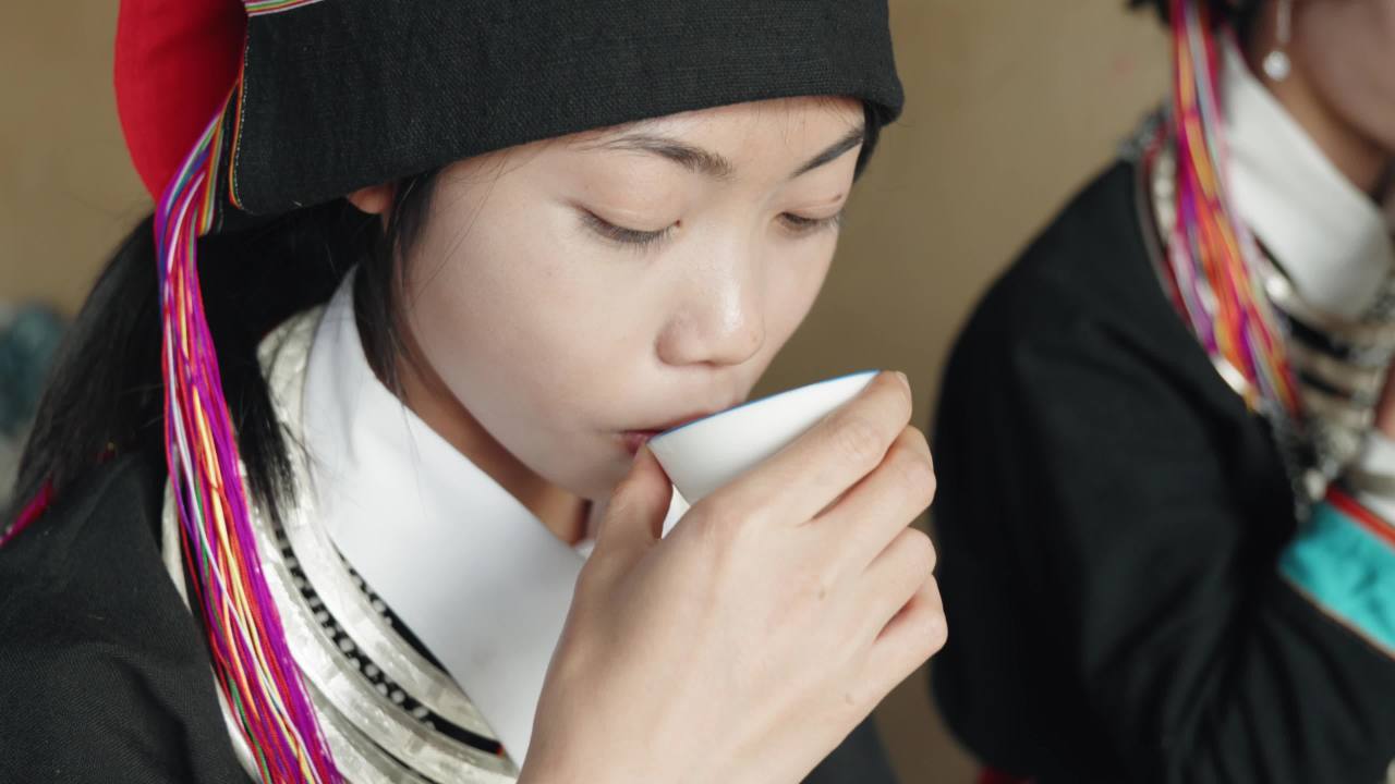 民族女性品茶瞬间