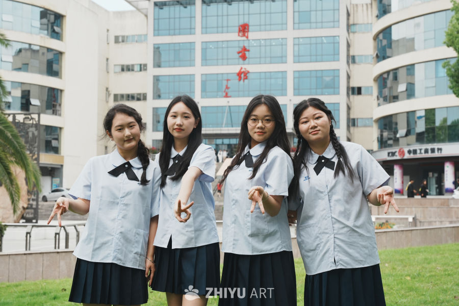 青春校园：手比心的同学们