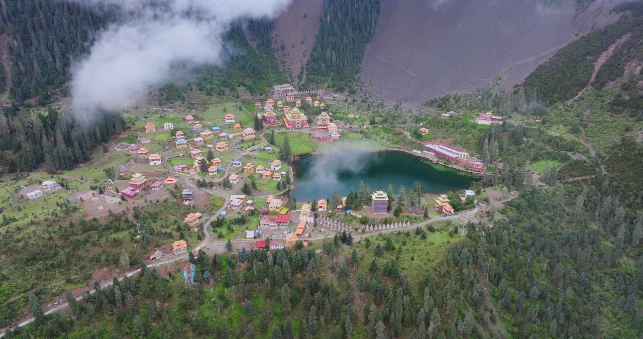 川西措卡湖唯美自然风光特色建筑