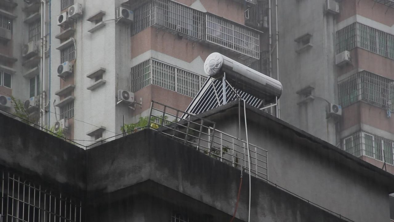 大雨中的居民楼顶太阳能热水器