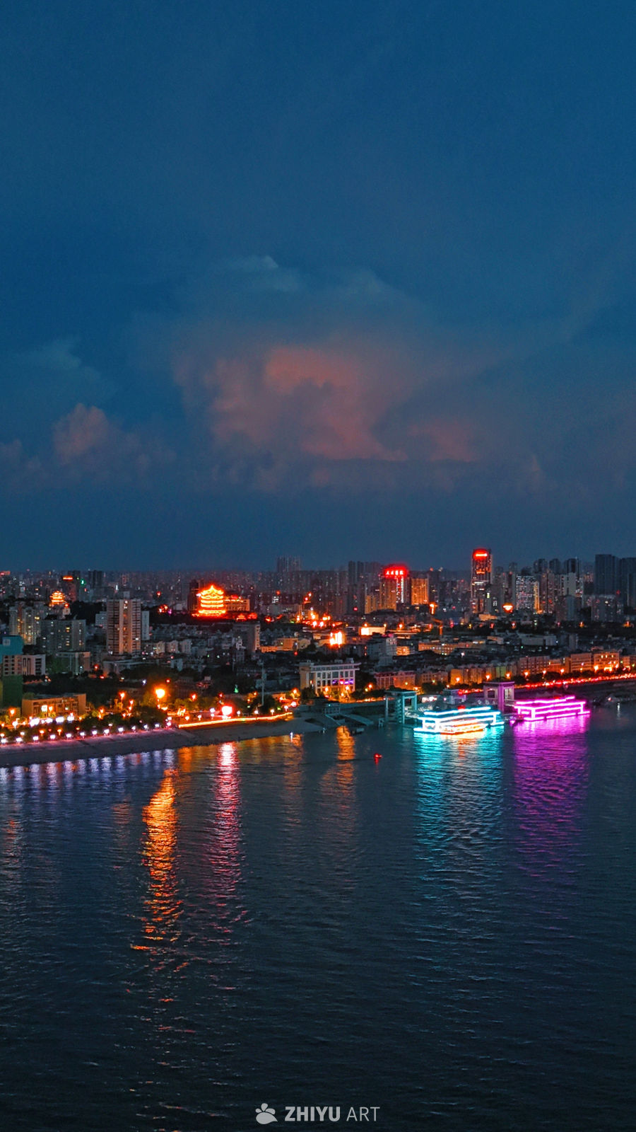 武汉长江两岸城市天际线