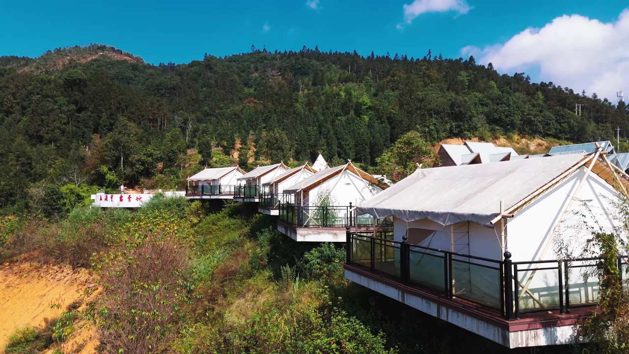 山间帐篷露营