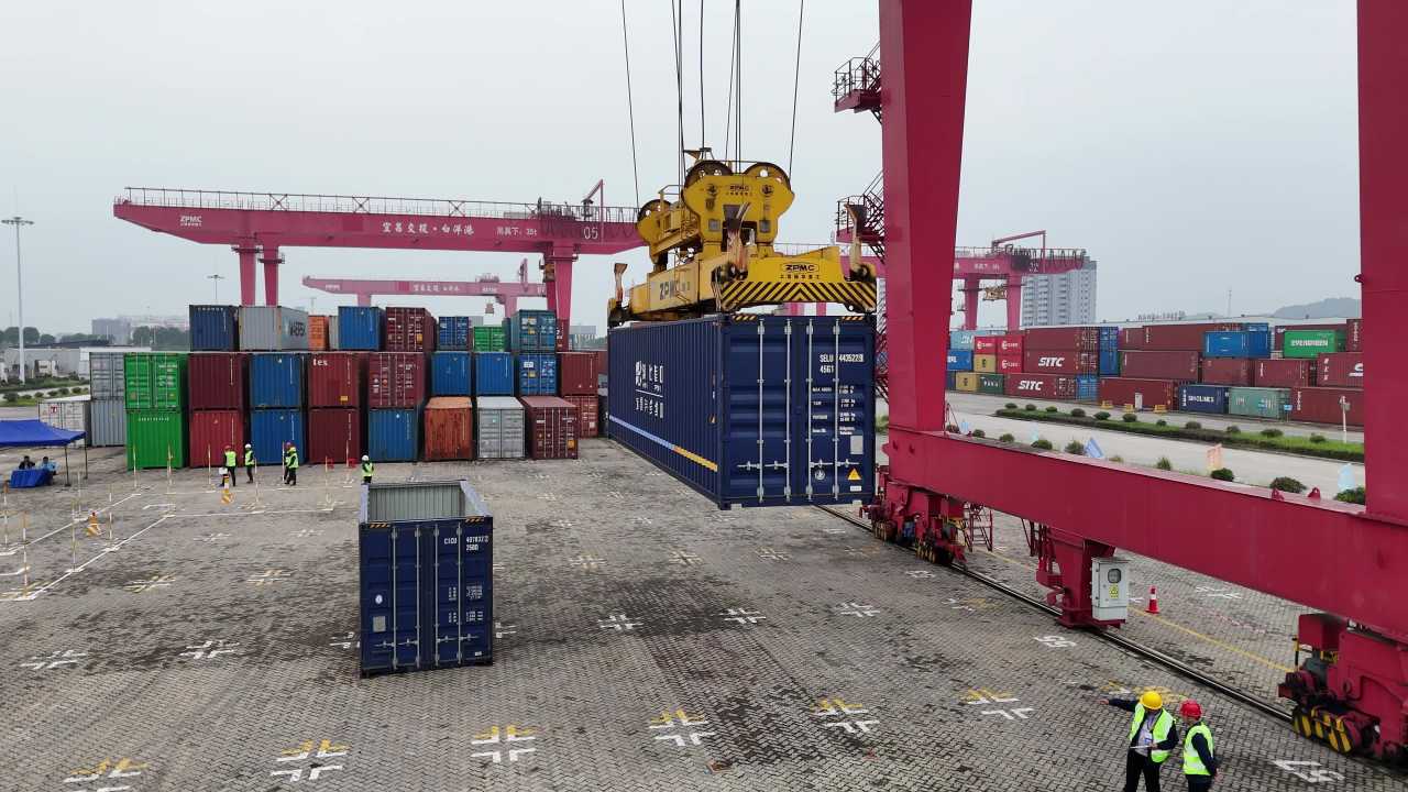 港口集装箱装卸作业