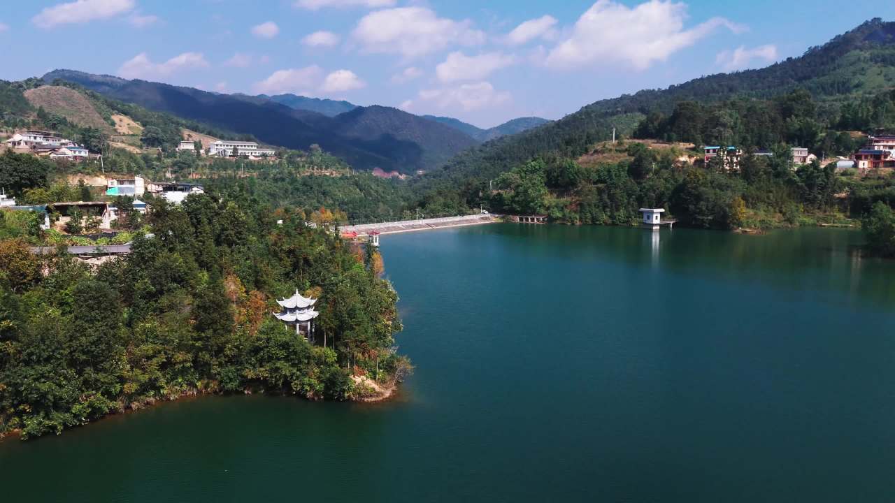 湖畔山景