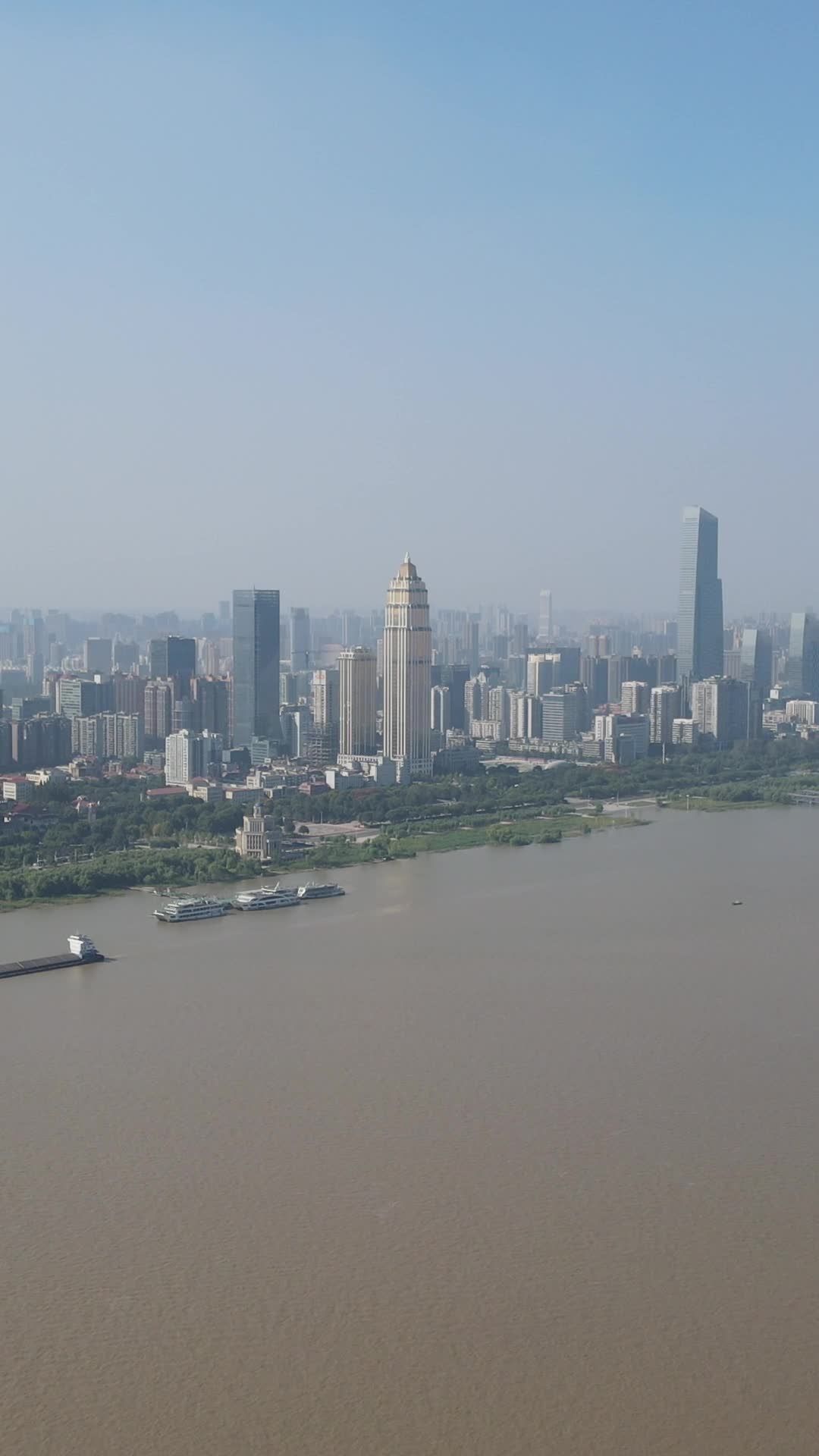 江边城市的全景