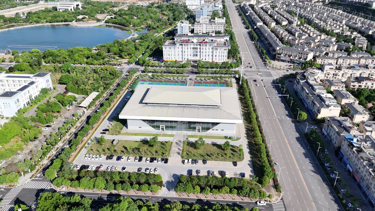 城市绿意与现代建筑