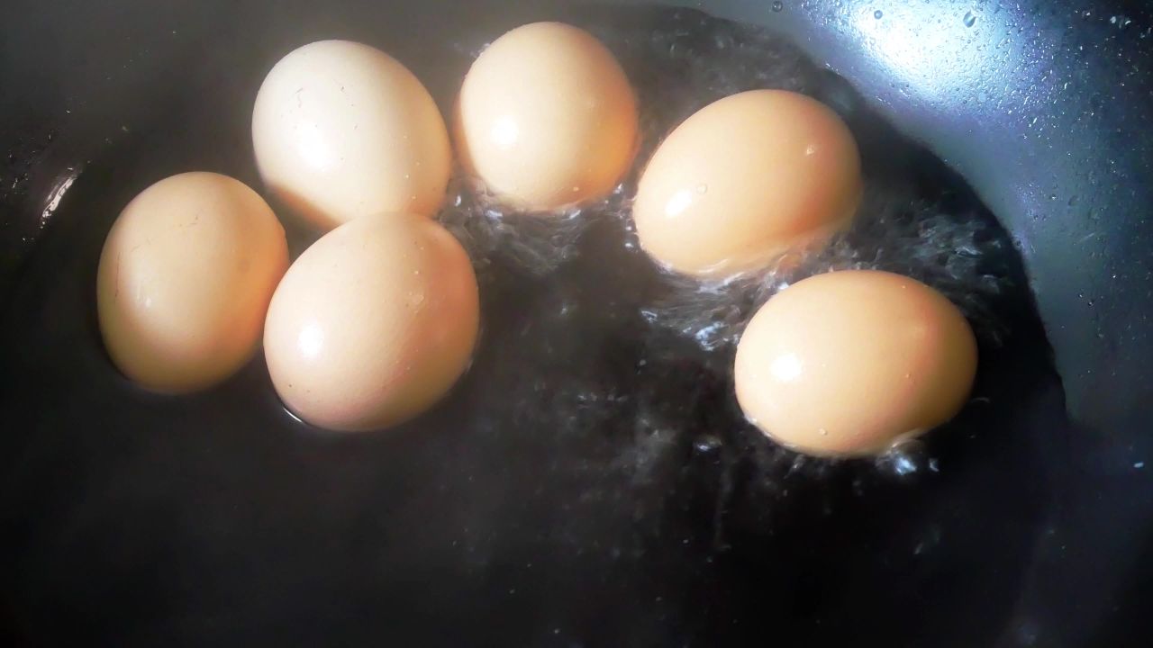 4K铁锅煮鸡蛋
