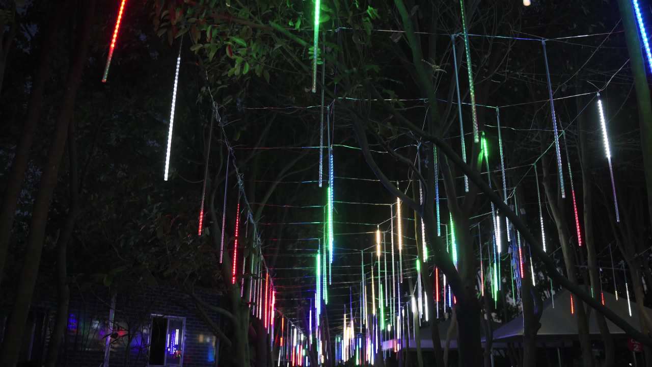 夜幕下的灯光雨