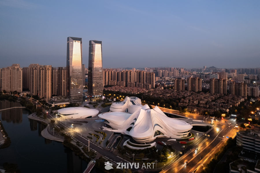 清晨金光中的梅溪湖艺术中心与金茂双子