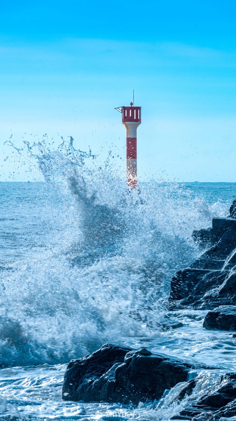 灯塔与海浪的交响
