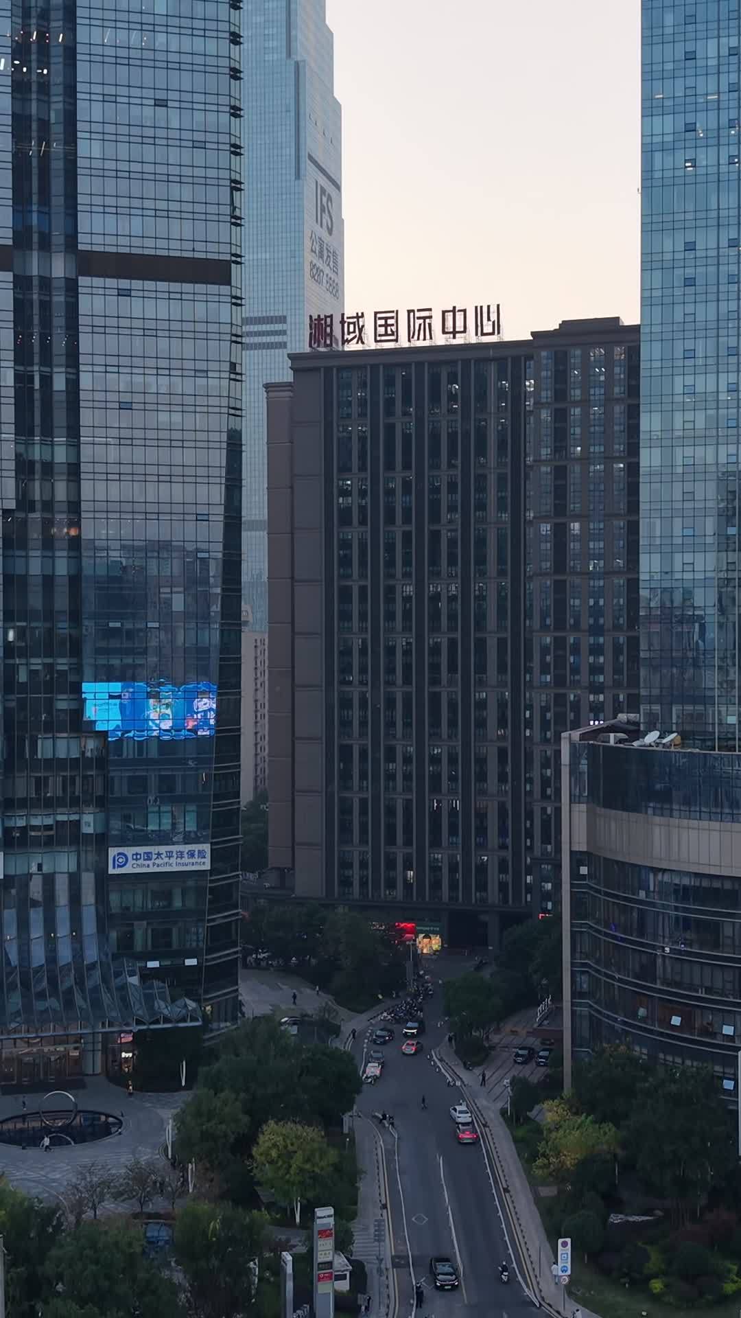 都市日落：高楼林立的繁忙景象