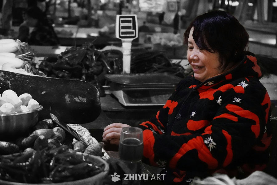 市场中的温暖笑容