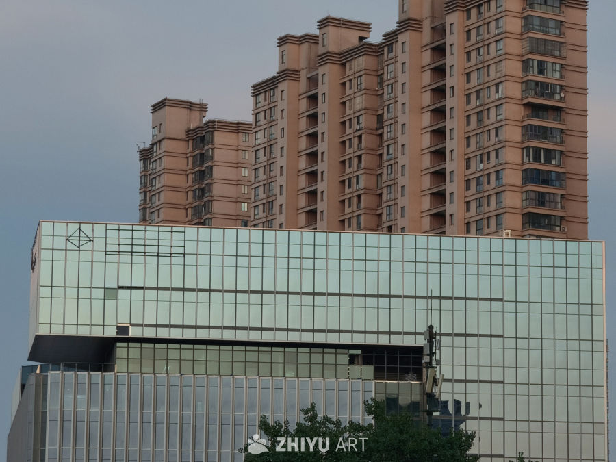 晴空之下的玻璃幕墙与城市小区