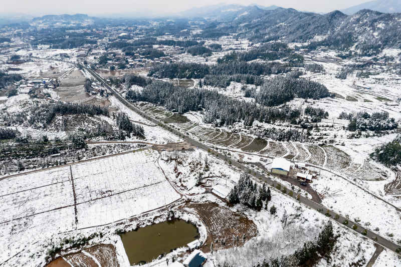 田园乡村冬天雪景航拍图 