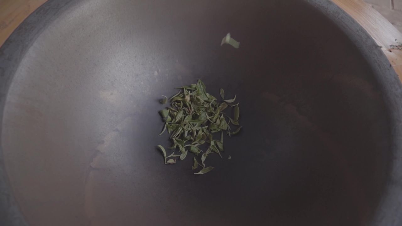 茶叶倾入大碗