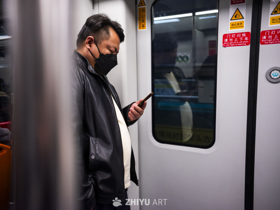 地铁上的静谧时光