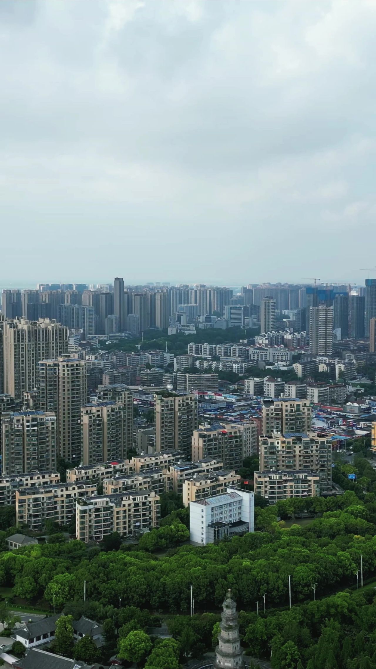 湖北荆州城市风光竖屏航拍